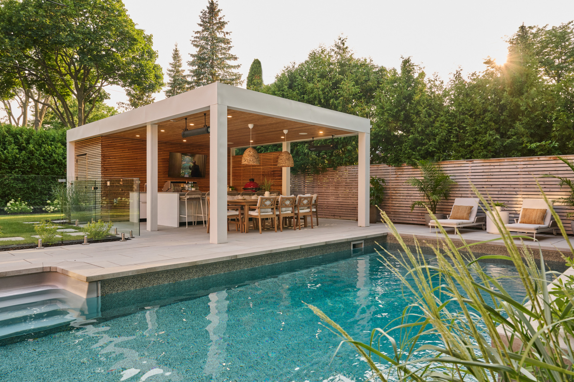 ours arrières avec piscine et coin terasse - Image of a backyard with a pool and a terrace area.