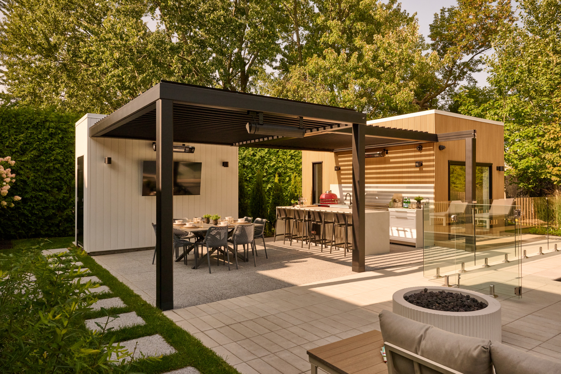 Terasse et coin cuisine d'une cours arrière résidentielle - Terrace and kitchen area of a residential backyard.