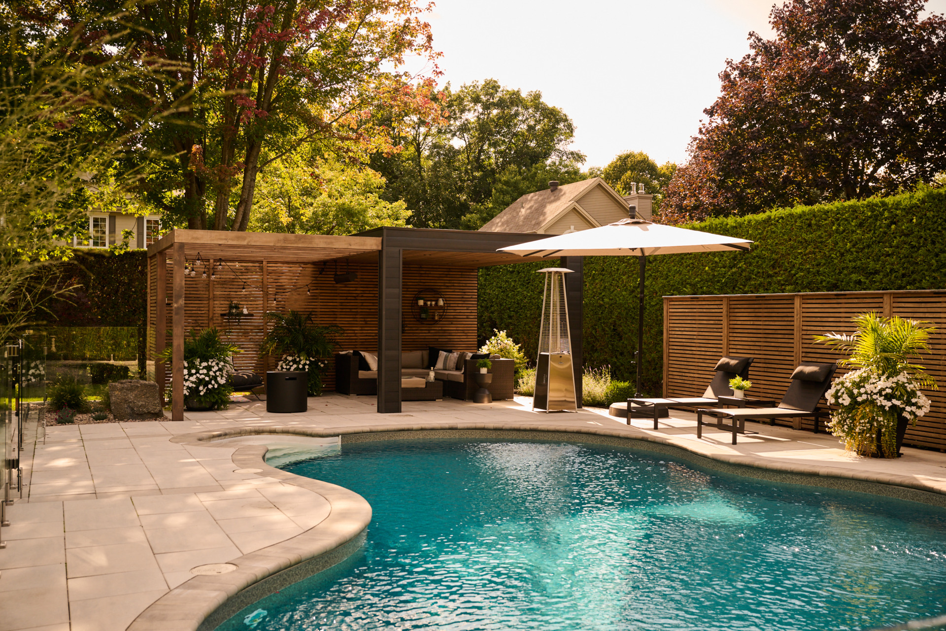 Piscine et coin détente dans une cours arrière résidentiel - Pool and relaxation area in a residential backyard